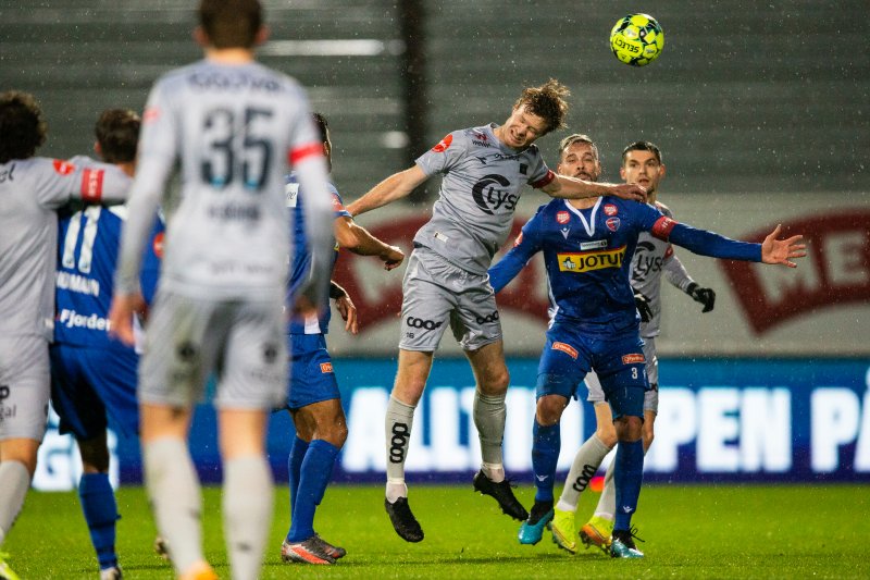 Even Østensen fikk seg en skikkelig trøkk og kunne ikke fortsette. Foto: Trond Reidar Teigen / NTB