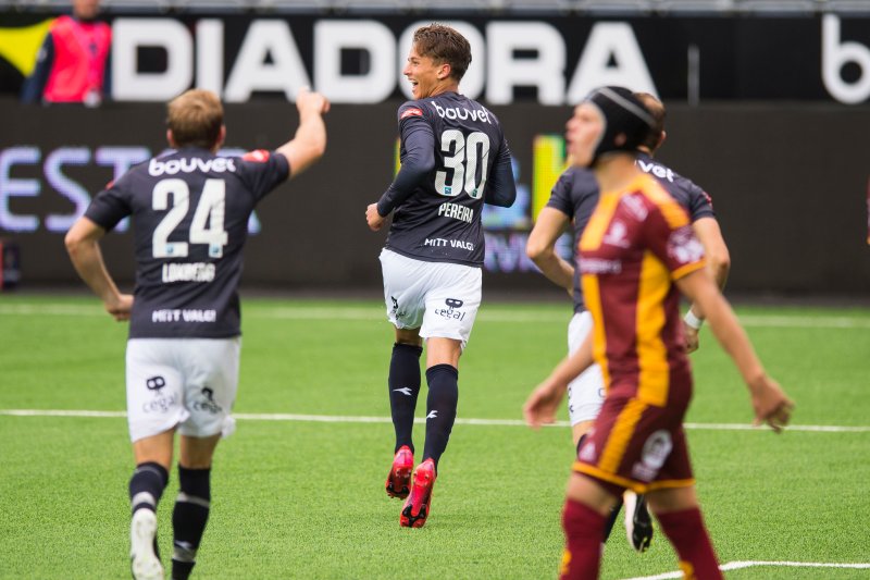 Søndag kveld så Sarspborg 08 bare ryggen til Viking-spillerne. For detter det første målet som kom etter bare tre minutter, så de seg ikke tilbake. Foto: Carina Johansen / NTB scanpix