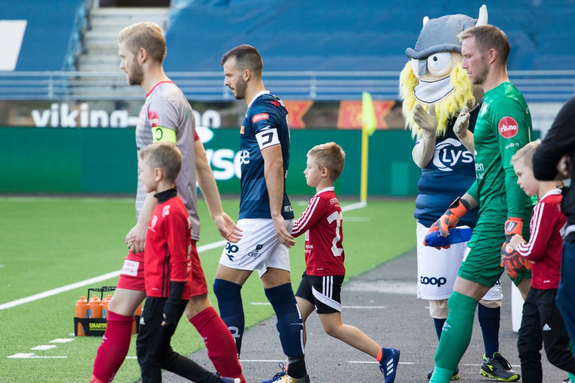 Viking - Strømmen, Zlatko Tripic leder Viking ut i kampen mot Strømmen. Foto: Sander Selsvik Jacobsen