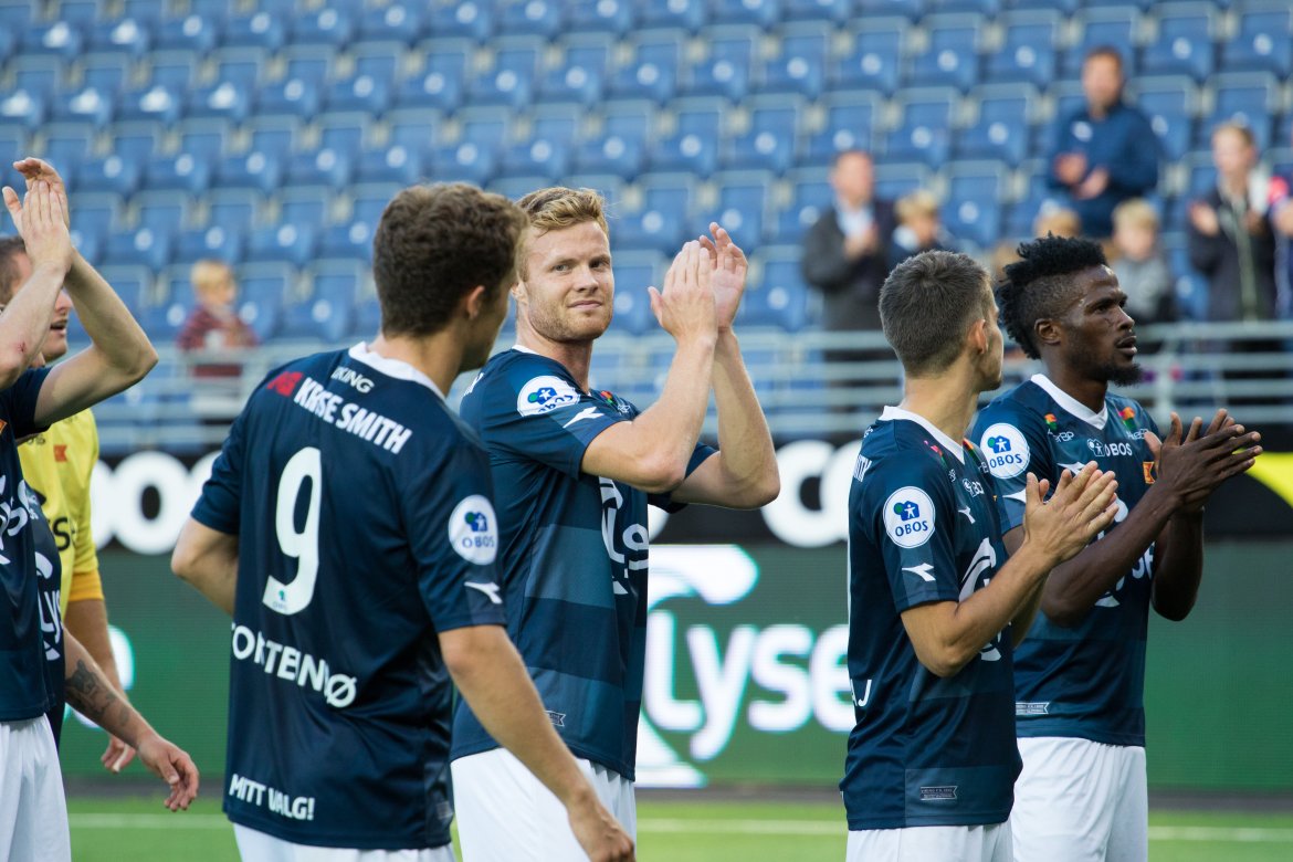 Viking - Strømmen, Spillerne takker publikum etter kampen. Foto: Sander Selsvik Jacobsen
