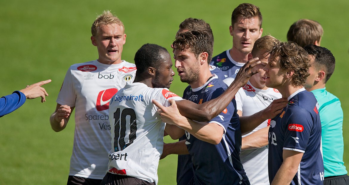 Viking - Sogndal. Det ble ampert mellom spillerne ved et par anledninger. Foto: Tore Fjermestad