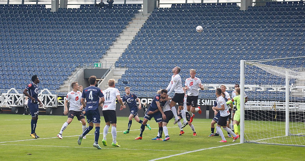 Viking - Sogndal. Viking frempå ved corner. Foto: Tore Fjermestad