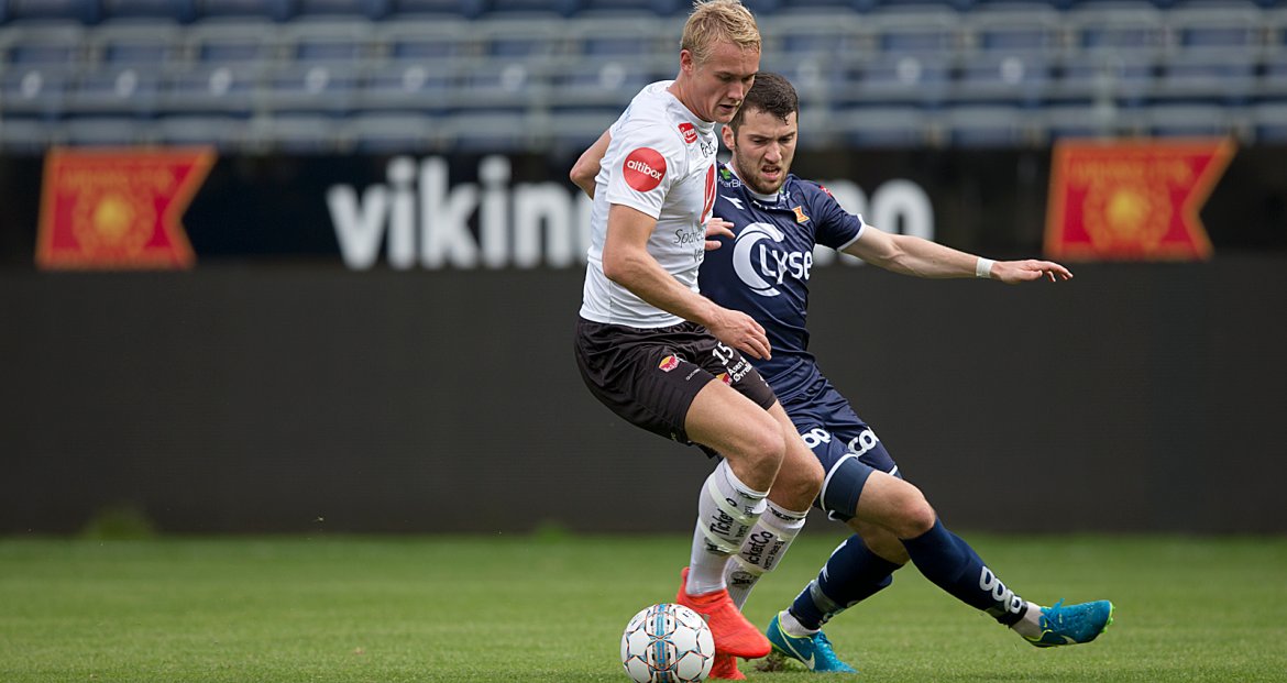 Viking - Sogndal. Zymer Bytyqi i kamp med Per Magnus Steiring. Foto: Tore Fjermestad