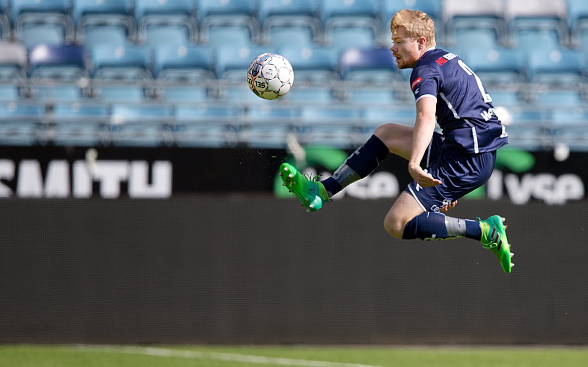 Viking - Sogndal. Rasmus Martinsen er venn med ballen. Foto: Tore Fjermestad