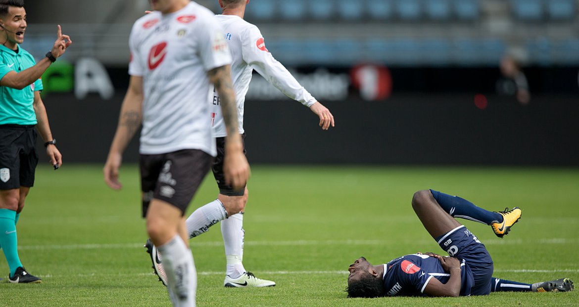 Viking - Sogndal. Usman Sale nede for telling. Foto: Tore Fjermestad