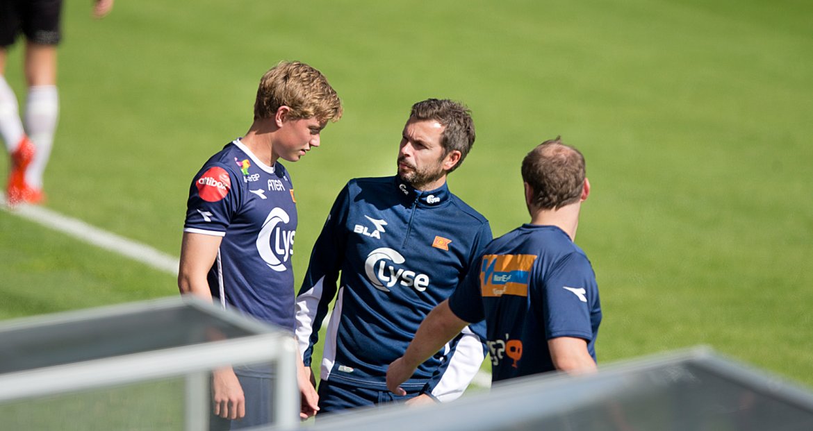 Viking - Sogndal. Tore Andre Sørås i samtale med Bjarte Lunde Aarsheim før innbyttet.  Foto: Tore Fjermestad