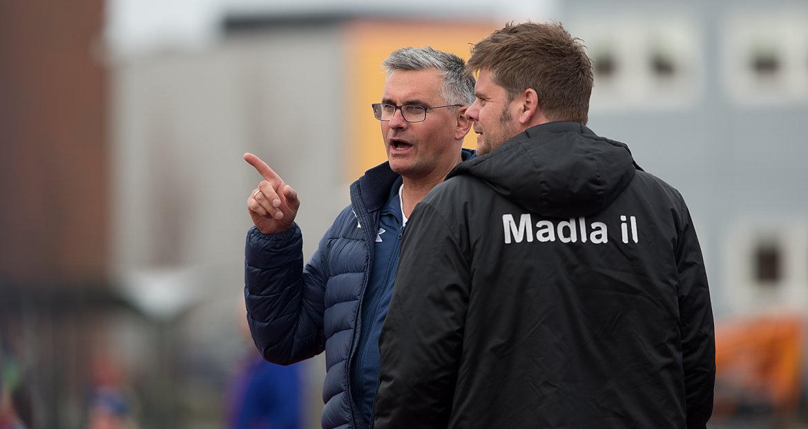 Madla - Viking. Eirik Henningsen i passiar med motstander-representant før kamp.