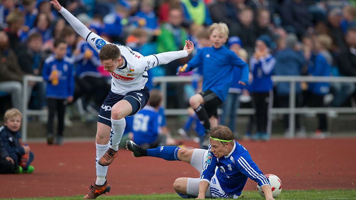Madla - Viking. Jordan Hallam unngår såvidt en sklitakling.