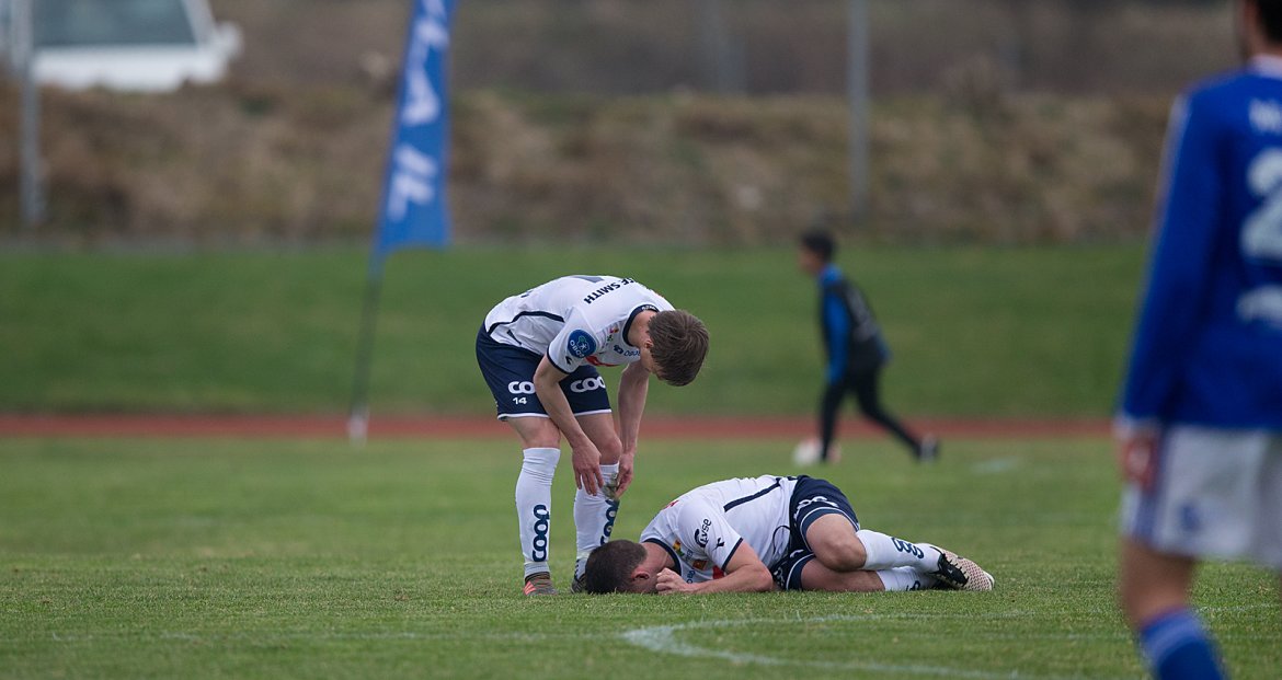 Madla - Viking. Steffen Ernemann nede med smerter og får trøst av Danielsen.