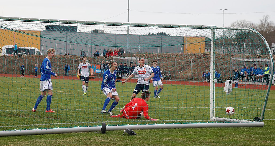 Madla - Viking. Tommy Høiland setter inn 2-0 scoringen i første omgang, som også ble sluttresultatet.