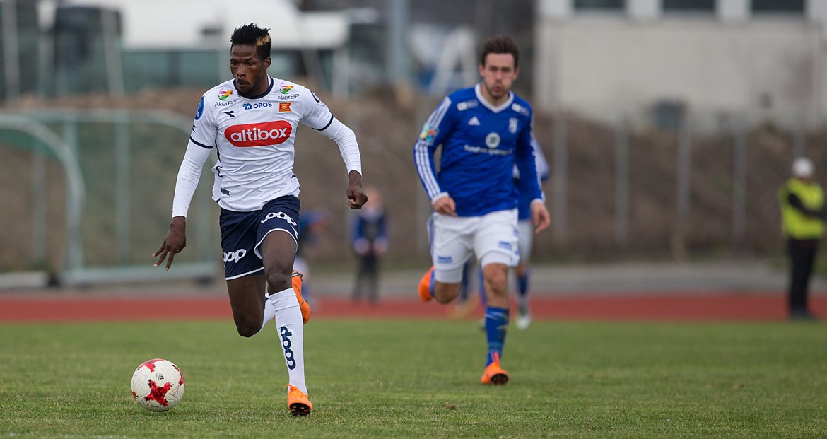 Madla - Viking. Usman Sale langs høyrekanten.