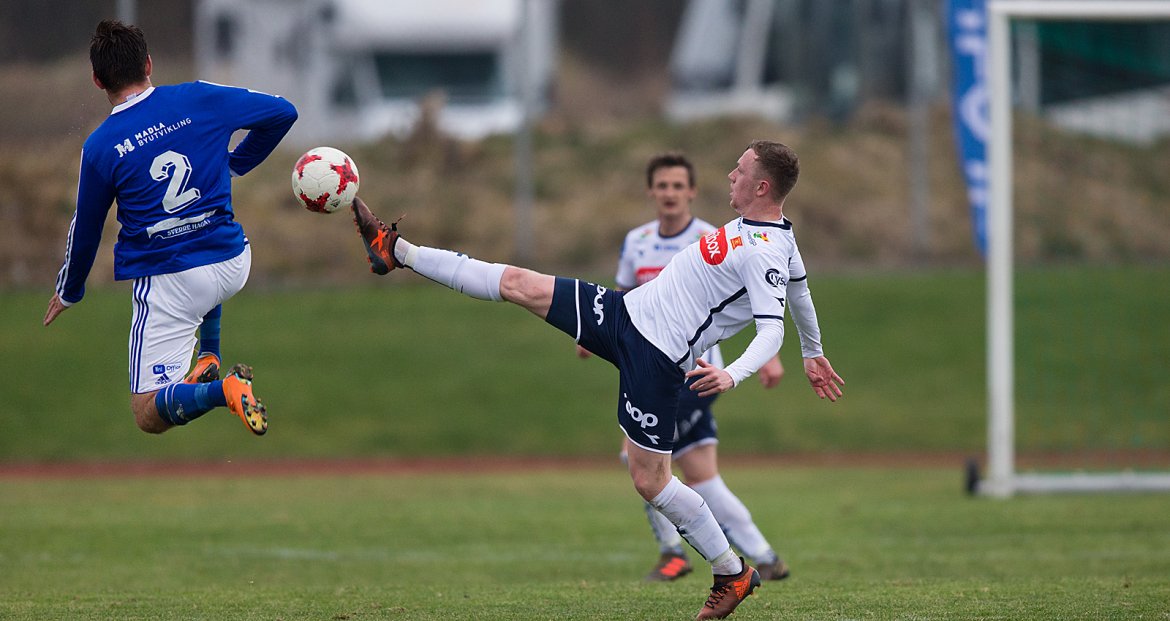 Madla - Viking. Jordan Hallam i duell med Madlas Ståle Haugen.