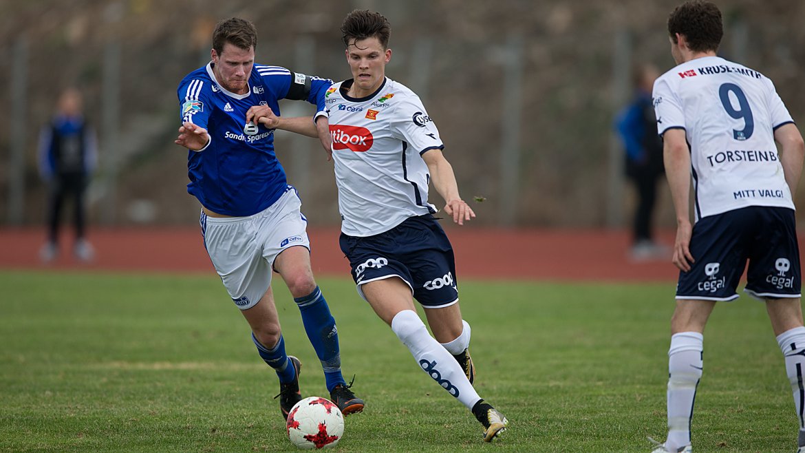 Madla - Viking. Stian Michalsen passerer forsvaret mens Torsteinbø observerer.