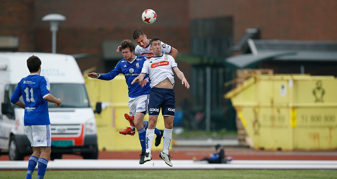 Madla - Viking. Leo Oestigaard og Steffen Ernemanni duell, Oestigaard tråkker over ved landing og må ut med skade,