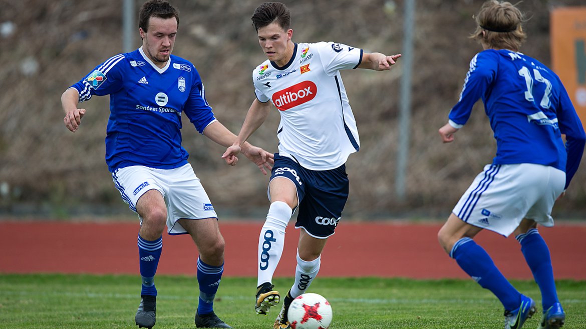 Madla - Viking. Stian Michalsen mellom to Madla-spillere.