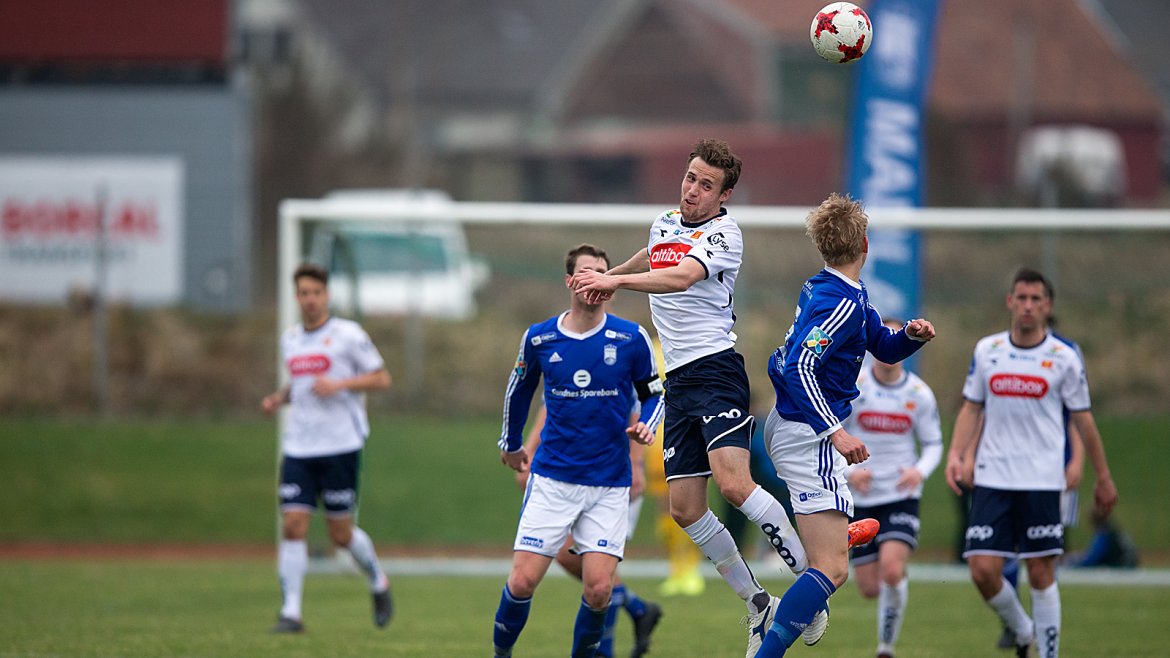 Madla - Viking. Fredrik Torsteinbø vinner hodeduellen.