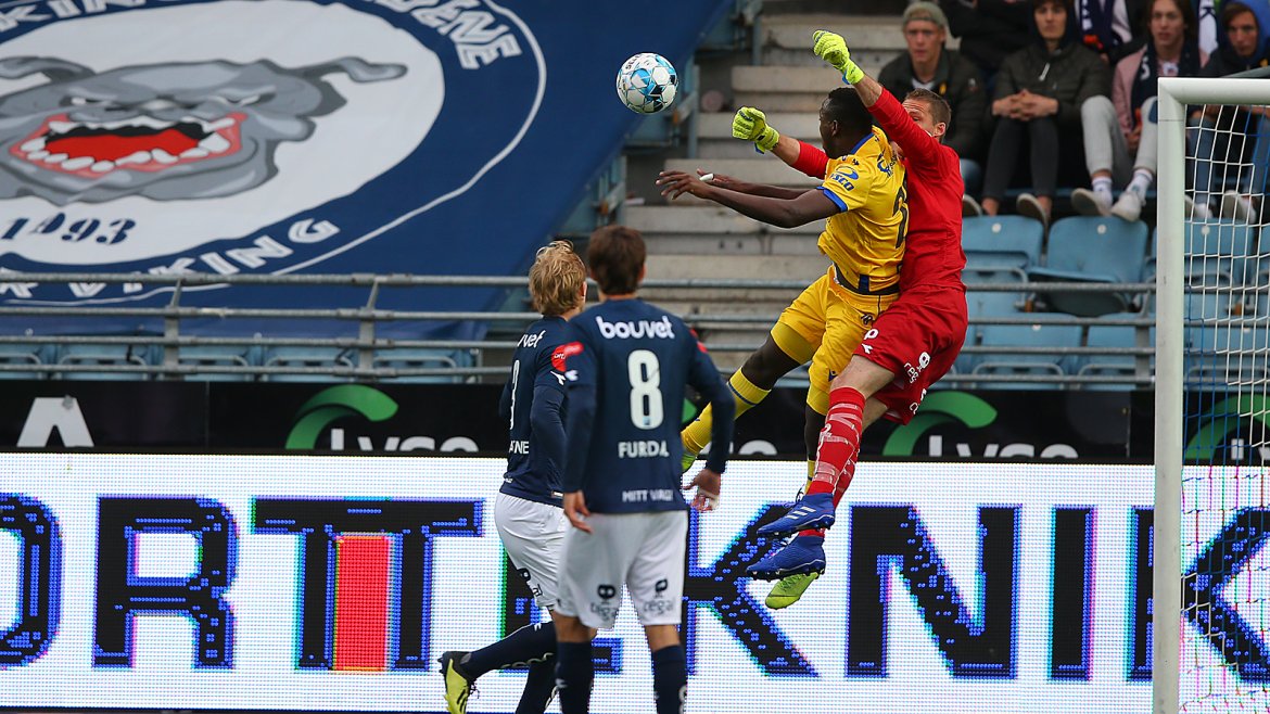 Viking - Haugesund. Iven Austbø får slått unna. Foto: Tore Fjermestad