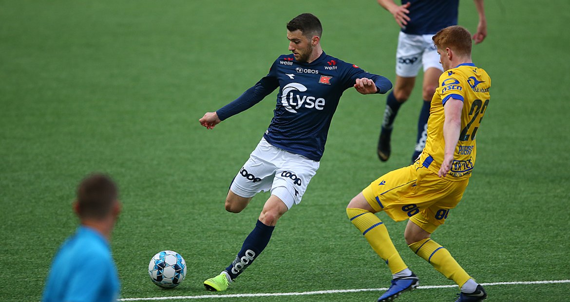 Viking - Haugesund. Zymer Bytyqi legger an til pasning. Foto: Tore Fjermestad