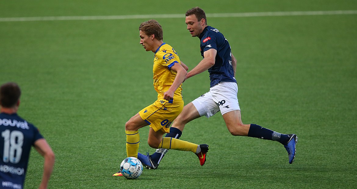 Viking - Haugesund. Runar Hove jakter ballen. Foto: Tore Fjermestad