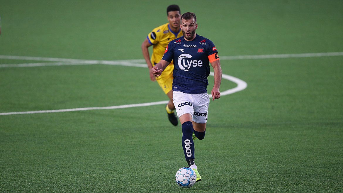 Viking - Haugesund. Zlatko Tripic fører an med ballen. Foto: Tore Fjermestad