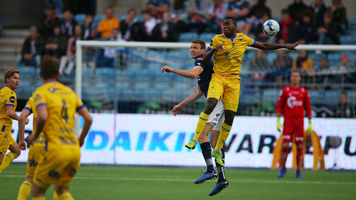 Viking - Haugesund. Runar Hove i hodeduell. Foto: Tore Fjermestad