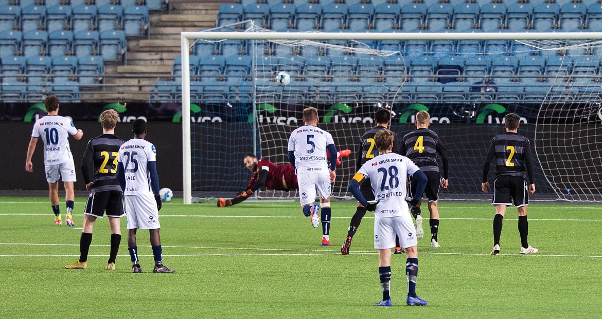 Viking - Egersund. Høiland øker til 4-0 på straffe. Foto: Tore Fjermstad