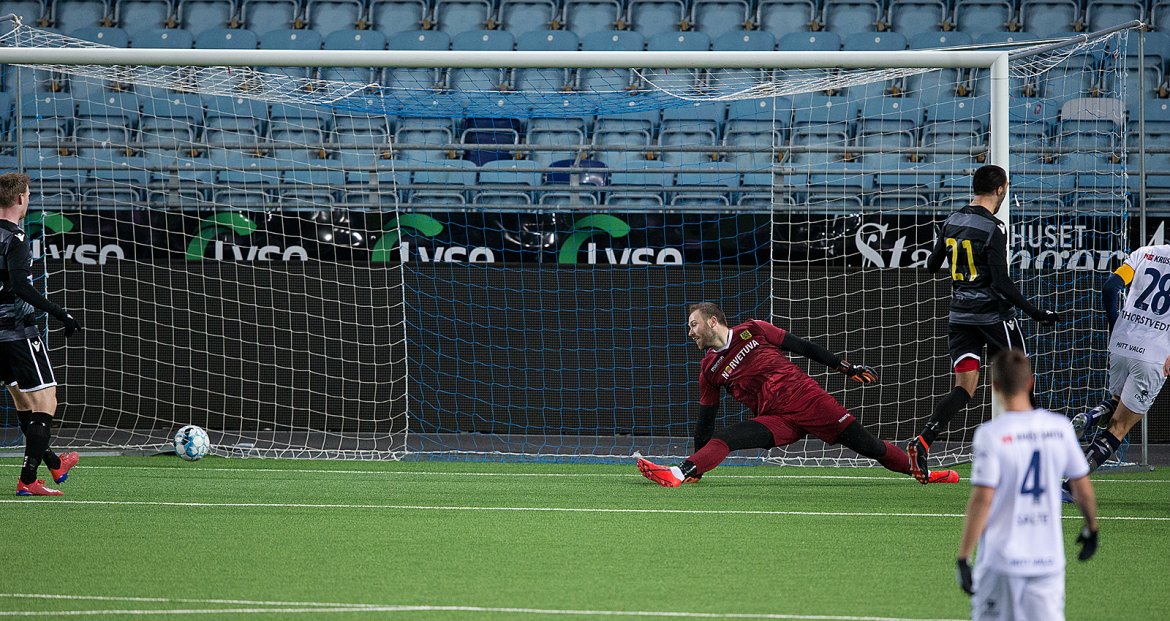 Viking - Egersund. Kristian Thorstvedt (helt til høyre) setter inn til 2-0. Foto: Tore Fjermstad