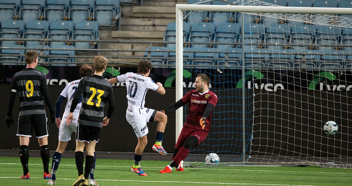 Viking - Egersund. Høiland dundrer ballen i mål, men avblåst for offside. Foto: Tore Fjermstad