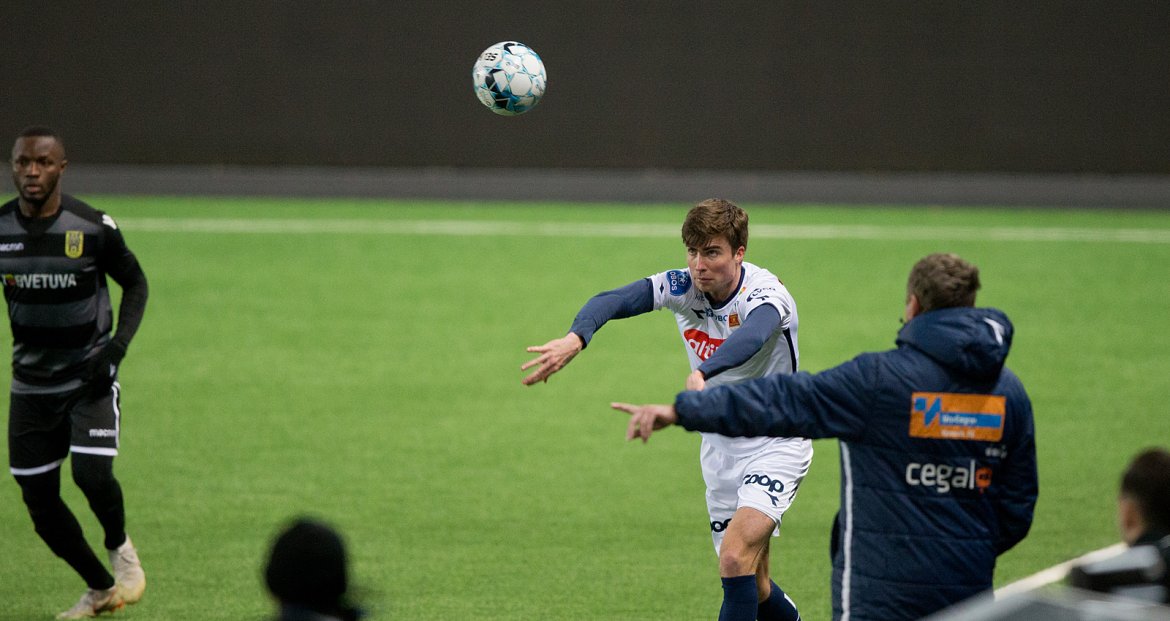 Viking - Egersund. Trener Berntsen peker og Bjørshol kaster. Foto: Tore Fjermstad