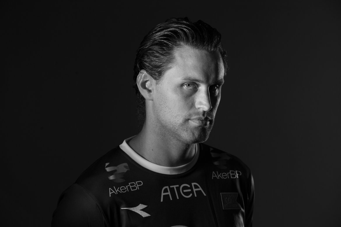 Tommy Høiland (28) er kjent for de fleste som følger med på fotball i Norge. Elsket og hatet, men aldri kjedelig. Tommy har spilt for Bryne, Viking, Bryne, Sandnes Ulf, Molde, Lillestrøm, Strømsgodset og er nå tilbake i den mørkeblå for å fullføre jobben han selv mener han aldri fullførte. Spissen fra Jæren har en fighter-vilje som få andre, og har scoret i hver eneste seriekamp for Viking siden comebacket. Tommy har signert frem til sommeren 2020.