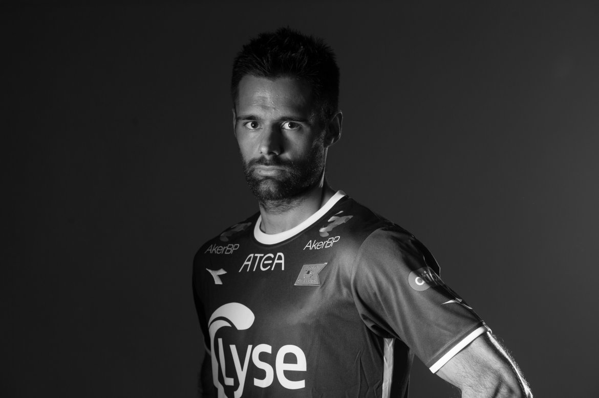 Sime Gregov (28) spilte sist for det slovenske laget Koper. Han kommer opprinnelig fra Kroatia. Sime er en spillende midtstopper, som også er sterk i kroppen og villig til å gjøre alt for å vinne. I sine første kamper for Viking har han formet stopperpar med både Rasmus Martinsen og Kristoffer Haugen, og er en stødig innflytelse på et ungt lag. Sime har kontrakt ut 2017.