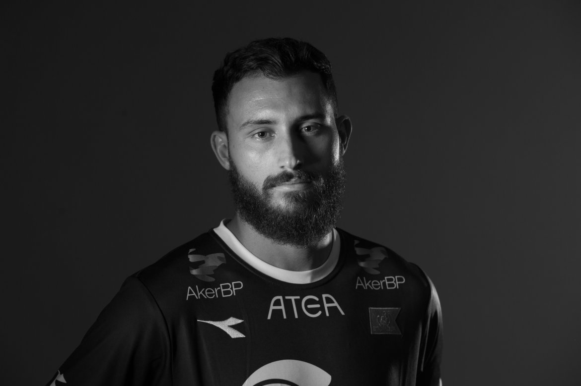 Ross "The Boss" Jenkins (26) fikk sin fotballutdannelse i Watford, som er hans hjemby i England. Der spilte midtbanespilleren 81 kamper i Championship, før eierskifte gjorde at fokuset endret seg. Ross har deretter spilt i både Bulgaria og Romania. Han har gjort seg bemerket med sine knallharde tacklinger på midtbanen, og er en som tar ansvar på banen. Derfor tilnavnet "The Boss". Ross har signert ut 2017.