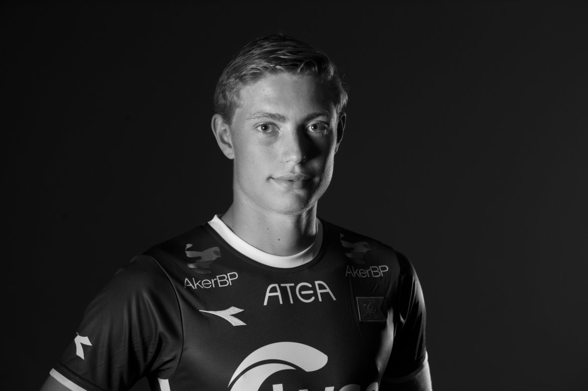 Tore André Sørås (19) kommer fra Follo. Der ble han kåret til årets spiller i klubben i sin første seniorsesong for klubben. I Tore André har vi fått inn en høy og sterk midtbanespiller, som er god med ballen i beina, og en veldig spennende mann for fremtiden. Tore André har kontrakt ut 2020.