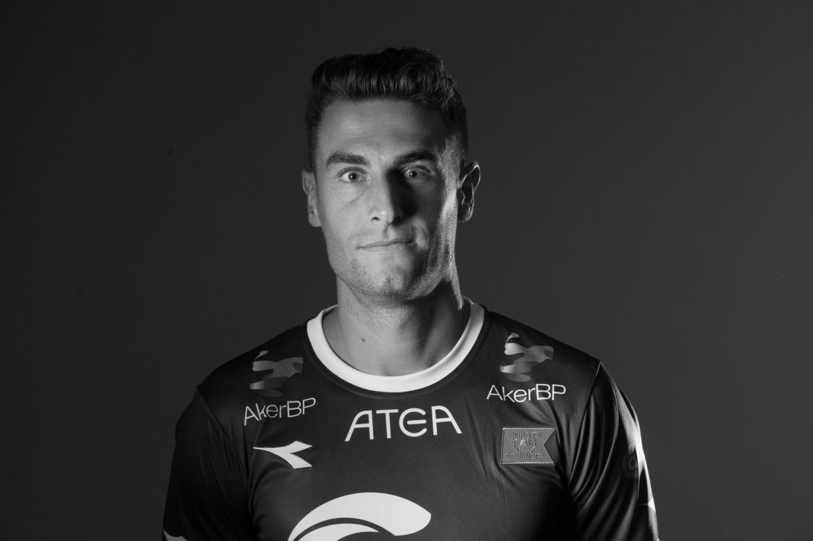 José Manuel Cruz (29) kommer fra Córdoba i Spania. Midtstopperen og backen har sin fortid fra akademiet til Real Madrid, og har spilt mesteparten av sin karriere i Segunda Division B. Han har også hatt et opphold i Hong Kong. José sier selv at hans forbilder i sin posisjon er sine landsmenn Gerard Pique og Sergio Ramos. Han anser seg selv som en spillende midtstopper. Fikk sin debut mot Brann på Viking Stadion. José har kontrakt til sommeren 2018.