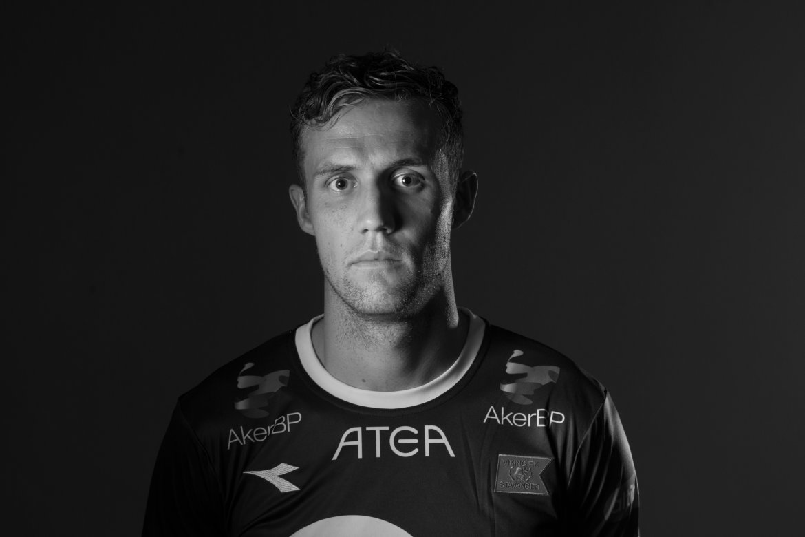 Fredrik Torsteinsbø (26) kommer fra den svenske klubben Hammarby. Tidligere har gutten fra Hundvåg spilt for Vidar og Sandnes Ulf, men drømmen hans var alltid å ikle seg den mørkeblå. Nå har drømmen gått i oppfyllelse. Fredrik behersker flere roller bra, men liker seg spesielt bra i de offensive rollene. Han er en tålmodig spiller, og har signert ut 2020.