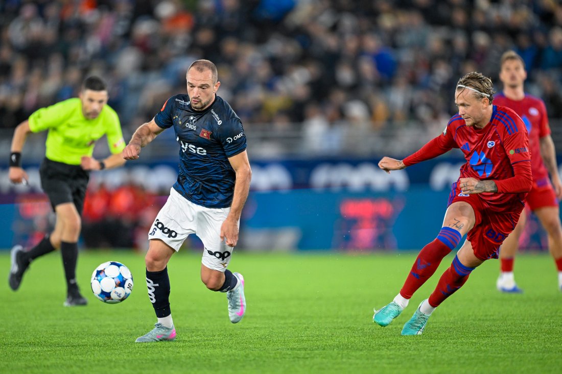 Stavanger 20250921. Vikings Veton Berisha og Moldes Birk Risa under eliteseriekampen i fotball mellom Viking og Molde på Lyse arena i Stavanger.Foto: Carina Johansen / NTB