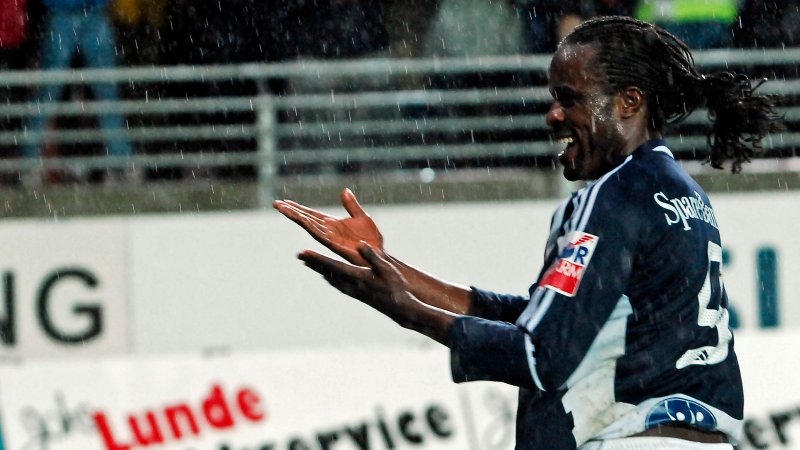 Peter Ijeh feirer scoring mot Brann, 5.11.2006.