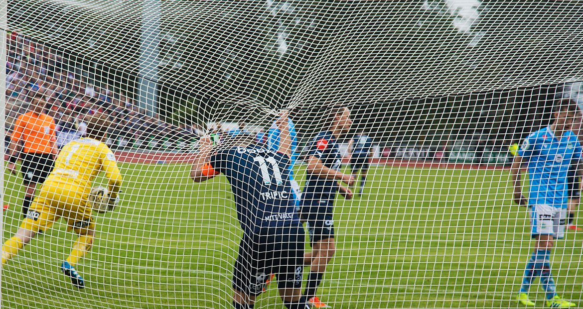 Sandnes Ulf - Viking. Zlatko Tripic henger i tauene. Foto: Tore Fjermestad