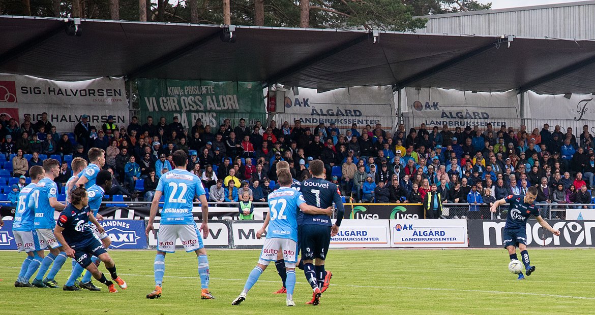 Sandnes Ulf - Viking. Yldren Ibrahimaj med frispark som går i mål til 2-0. Foto: Tore Fjermestad