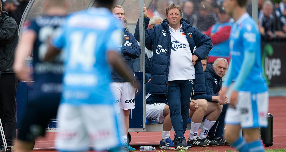 Sandnes Ulf - Viking. Bjarne Berntsen følger med. Foto: Tore Fjermestad