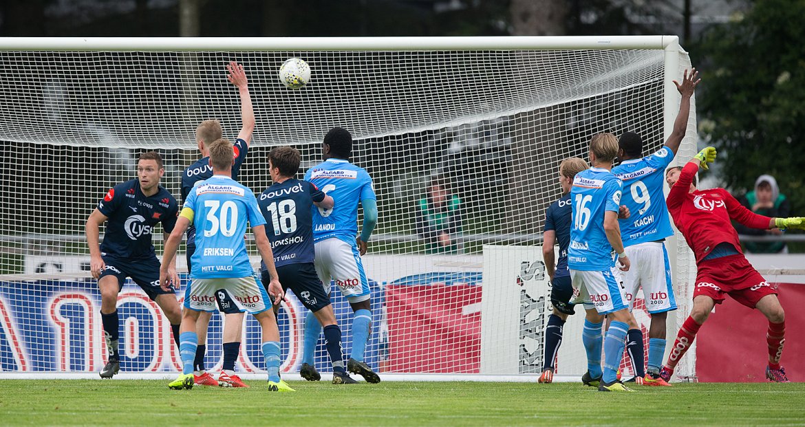 Sandnes Ulf - Viking. Sandnes Ulf sjanse foran Iven Austbø. Foto: Tore Fjermestad