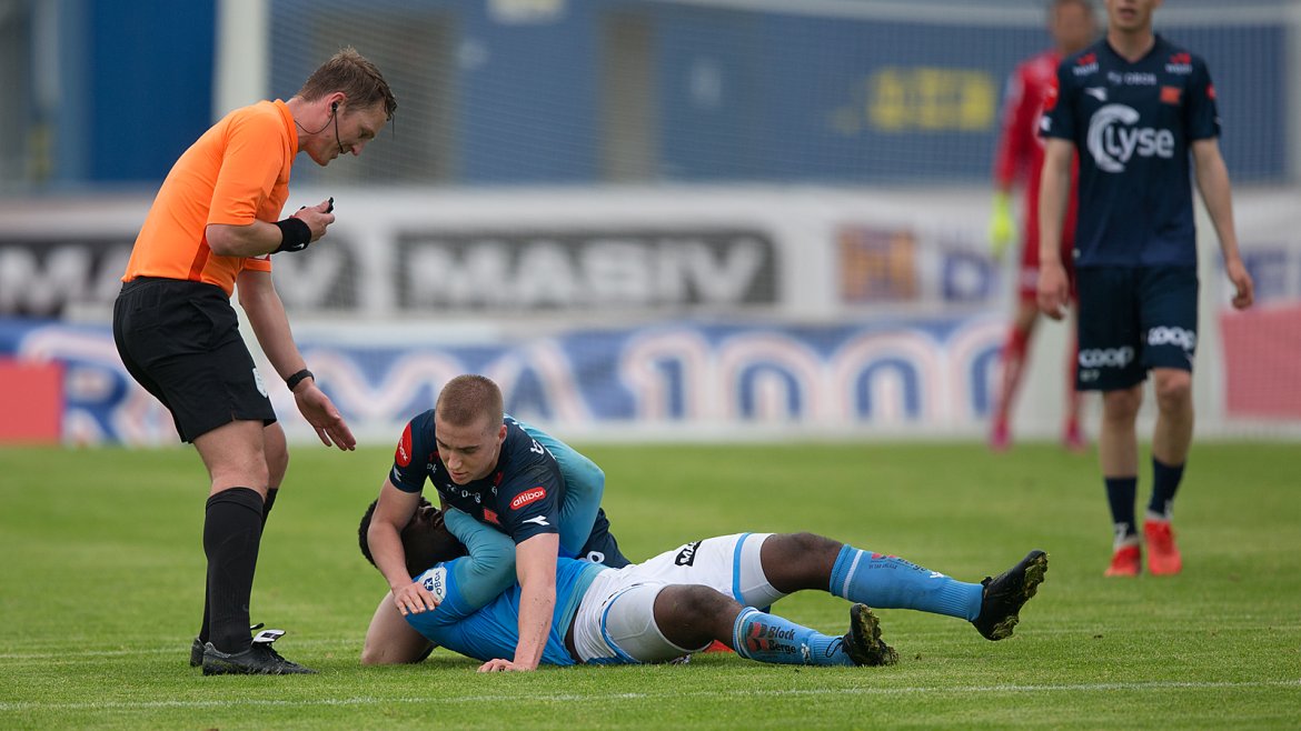 Sandnes Ulf - Viking. Kristian Thorstvedt og Landu Landu med litt småkos. Foto: Tore Fjermestad