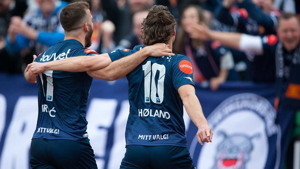 Sandnes Ulf - Viking. Høiland har scoret 1-0 og feirer med Tripic. Foto: Tore Fjermestad