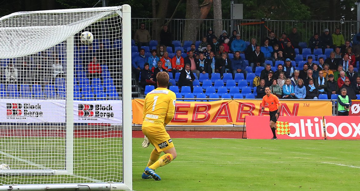 Sandnes Ulf - Viking. 2-0 går inn bak Sandnes Ulf keeper. Foto: Tore Fjermestad