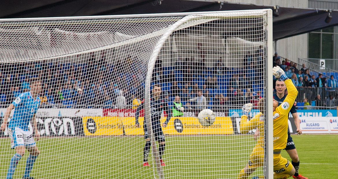 Sandnes Ulf - Viking. 1-0 til Viking, keeper må se ballen gå inn foran Kristian Thorstvedt. Foto: Tore Fjermestad
