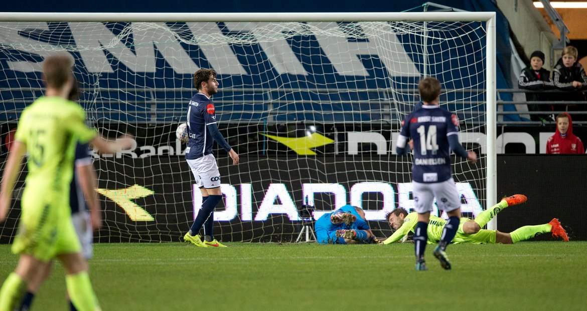 Viking - Sarpsborg 08. Sarpsborg08 scorer 1-0 målet. Foto: Tore Fjermestad