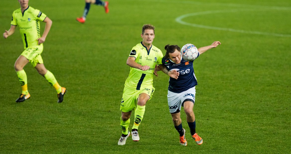 Viking - Sarpsborg 08. Tommy Høiland i duell. Foto: Tore Fjermestad