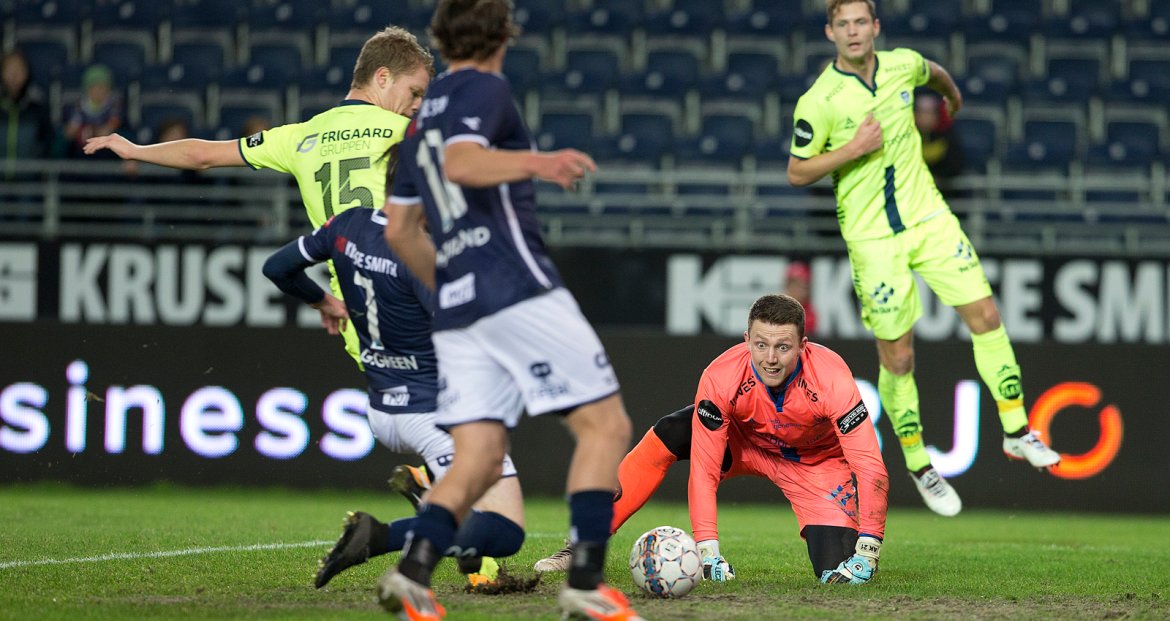 Viking - Sarpsborg 08. En sjokket Sarpsborg-keeper må se ballen gå i mål til 1-1. Foto: Tore Fjermestad