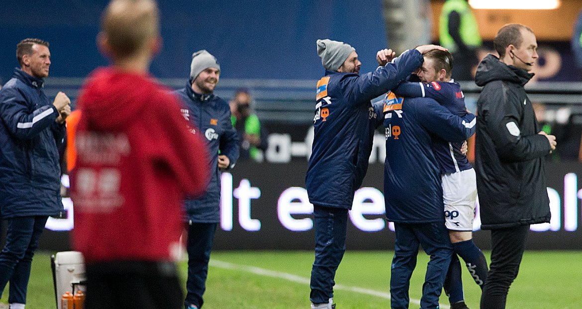 Viking - Sarpsborg 08. George Green blir gratulert etter 1-1 scoringen. Foto: Tore Fjermestad