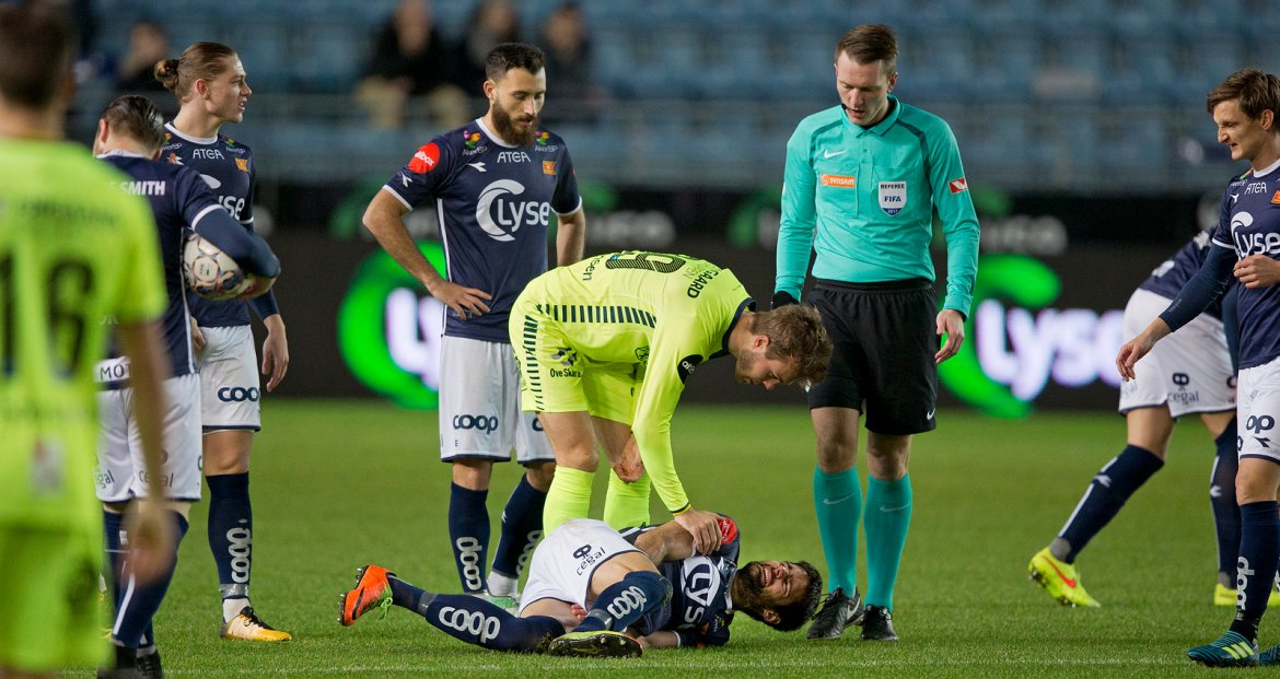 Viking - Sarpsborg 08. Sime Gregov nede med skade. Foto: Tore Fjermestad